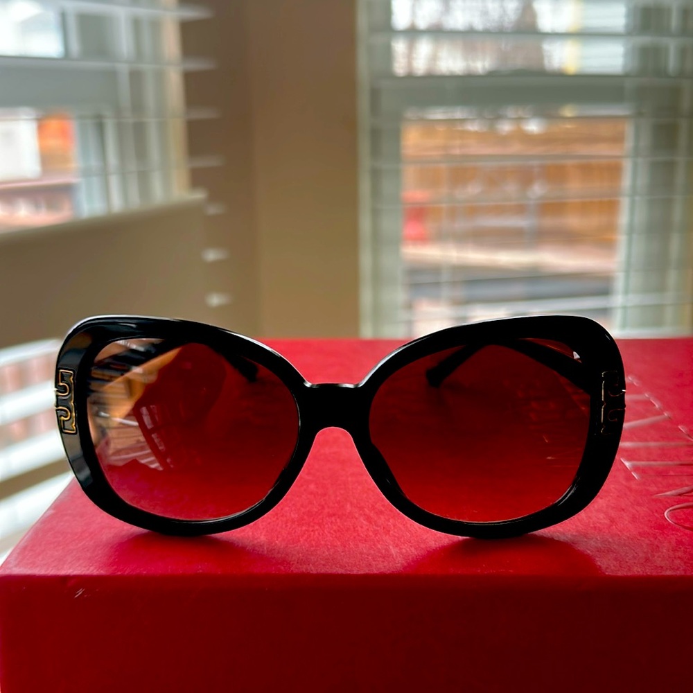 Tory Burch Black Frame Sunglasses with Brown Gradient Lenses